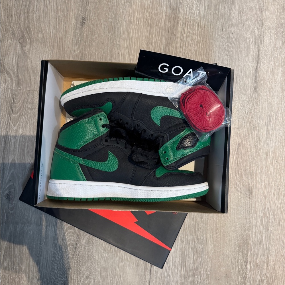 NWT Women’s size 6.5  Air Jordan 1 retro high OG OS pine green 2.0 Jordan’s